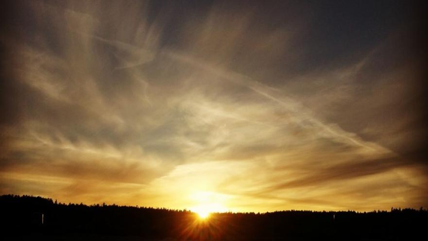 Landscape of the sun setting under the horizon.