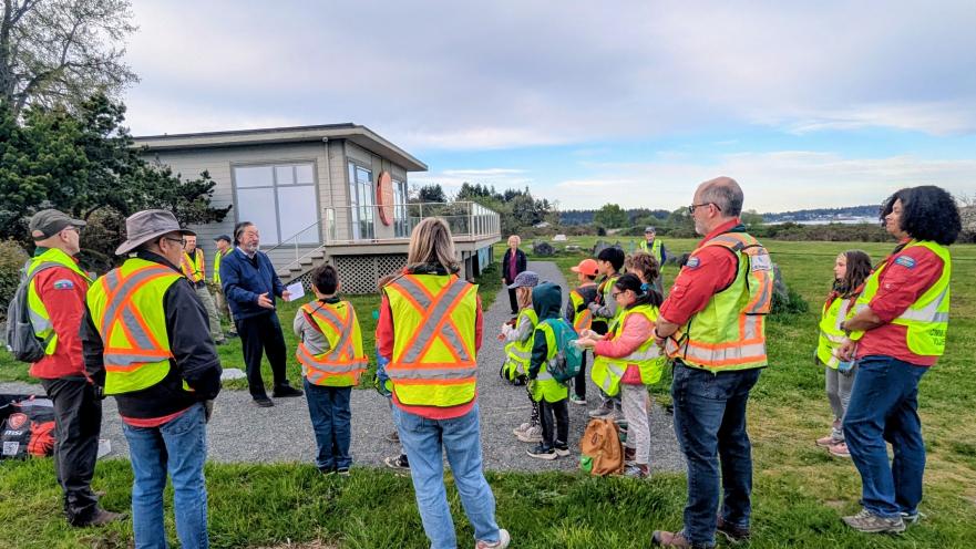 mayor speaking to cubs in park